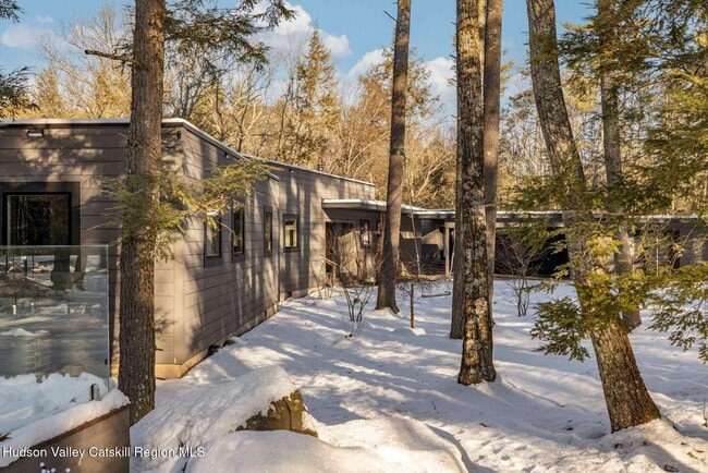 Building Photo - 70 Raybrook Dr