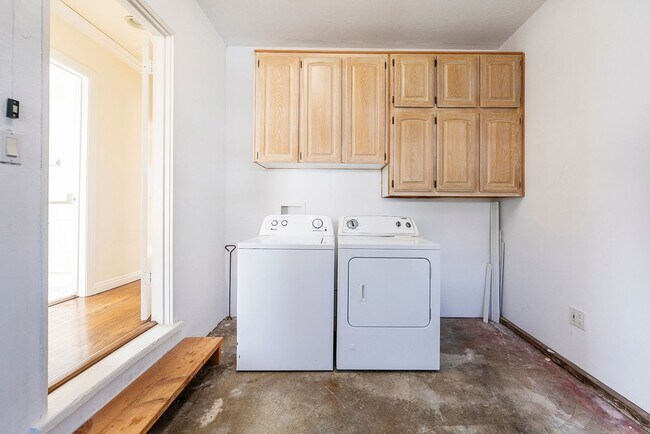 Building Photo - Super Cute 3bed 2 bath home with peek-a-boo ocean view South Redondo