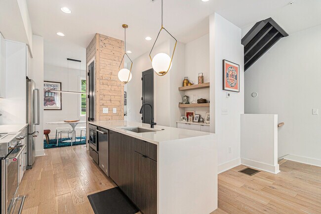 Building Photo - 2424 Memorial Dr SE