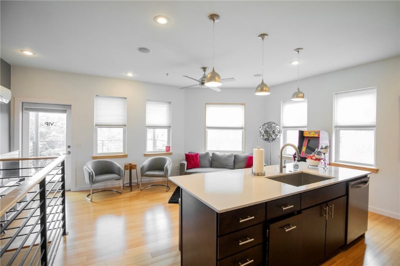 Building Photo - 390 W 5th St