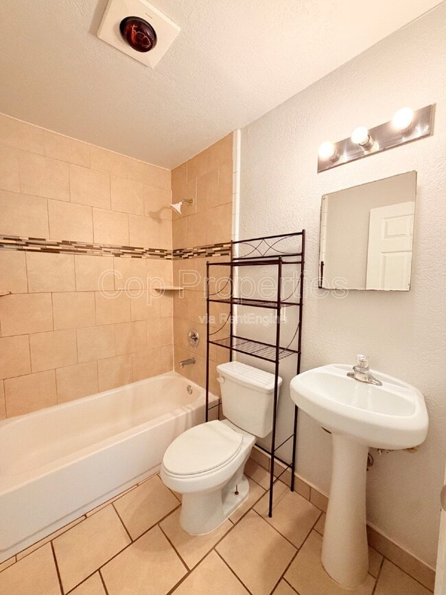 Building Photo - 827 Dunwoodie Dr