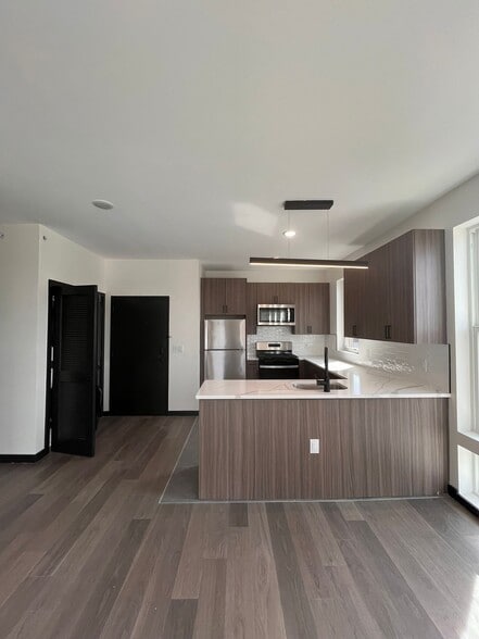 Building Photo - 130 Mallory Ave