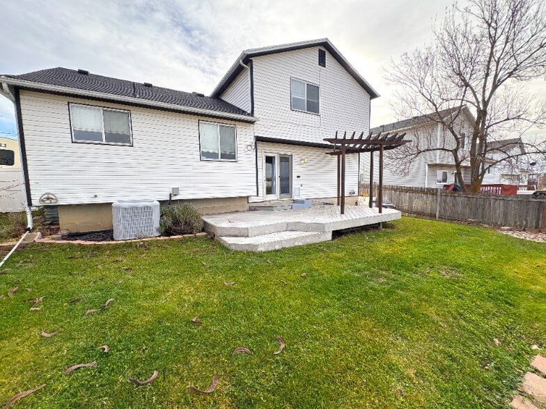 Building Photo - 1075 E Pheasant View Dr