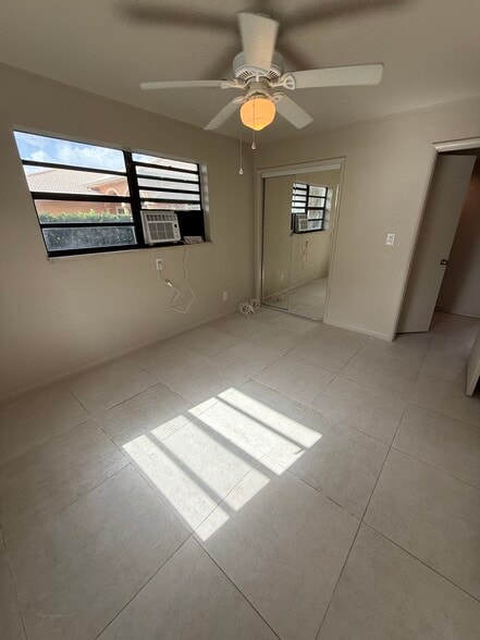 Building Photo - 4816 SW 58th Ave