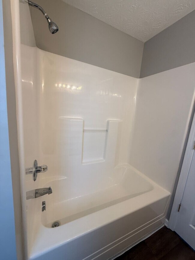 Building Photo - 3 Bedroom Available Now!