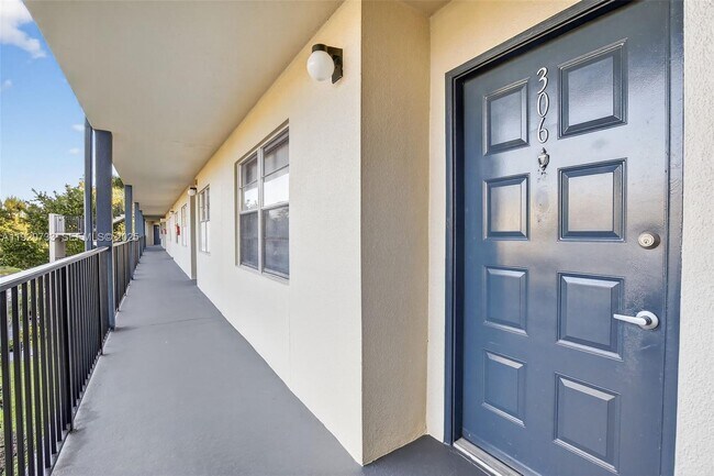 Building Photo - 900 SW 128th Ave