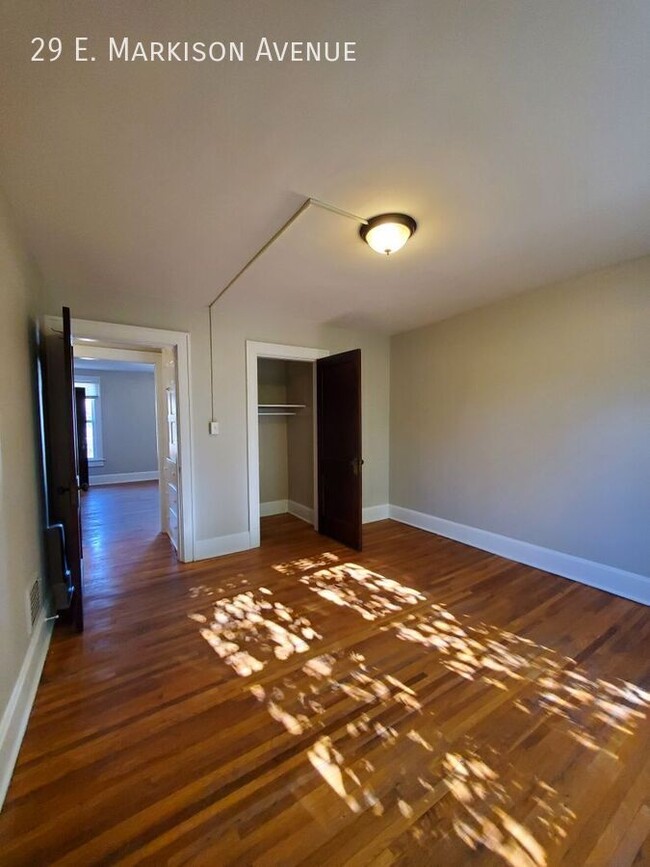 Building Photo - Spacious Townhome with Original Features A...