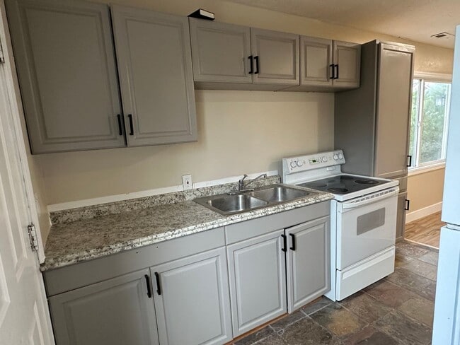 Building Photo - GORGEOUS Duplex in South Salt Lake!!!