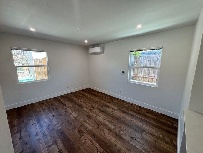 Building Photo - Spacious 3 bedroom 2 bath