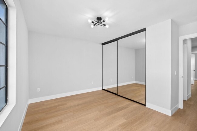 Building Photo - Move-In-Ready Townhome-Style Unit in Chula Vista!