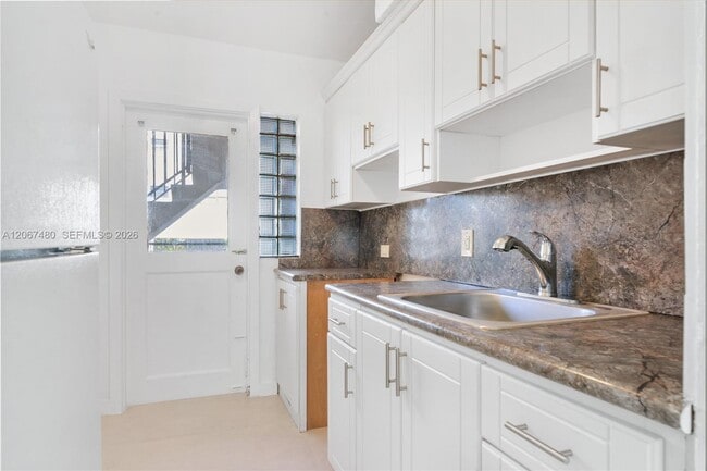 Building Photo - 974 Biarritz Dr