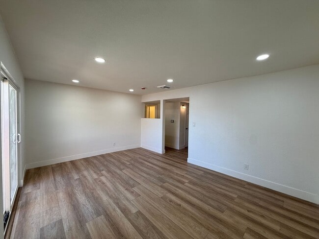 Building Photo - 1105 E Ave J 4