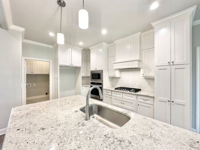 Building Photo - Available Now! Stunning 3 Bedroom 2 Bath i...