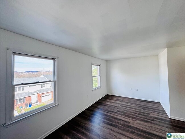 Building Photo - 235 Vista Dr