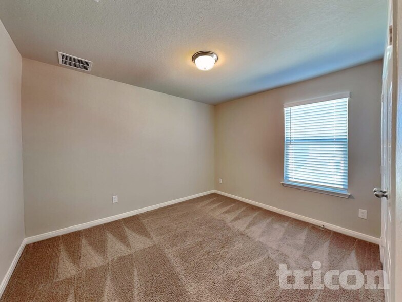 Building Photo - 13630 Paxton Blvd