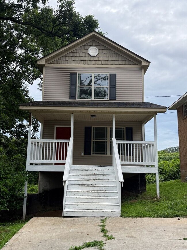 Building Photo - Spacious Two Bedroom Home