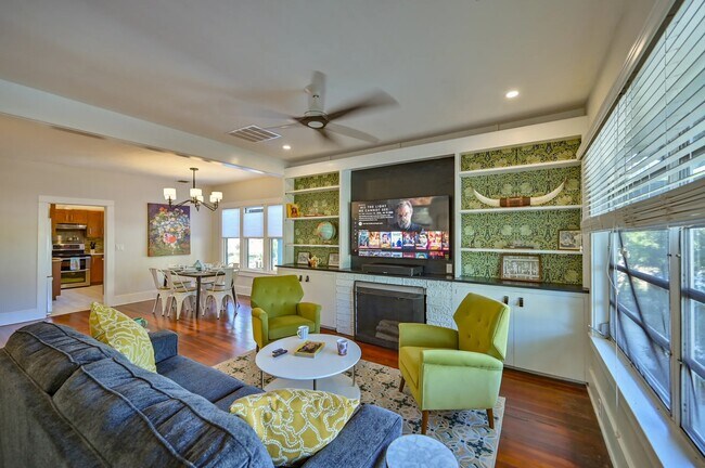 Building Photo - 2408 Hillview St