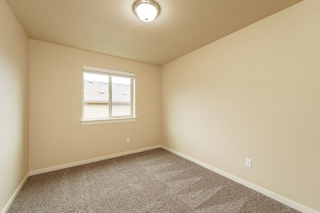 Building Photo - ASK ABOUT ONE MONTH FREE SPECIAL - Ask Us How! Convenient Location 3 Bedroom 2.5 Bathroom with Fe...