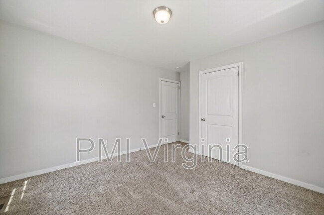 Building Photo - 9 Laurel Dr