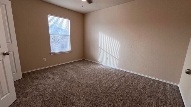 Building Photo - * Make this spacious home in Helotes off B...