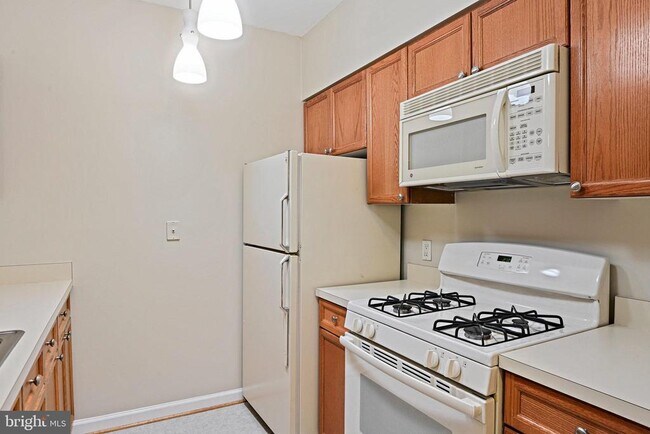 Building Photo - 2204 Westcourt Ln