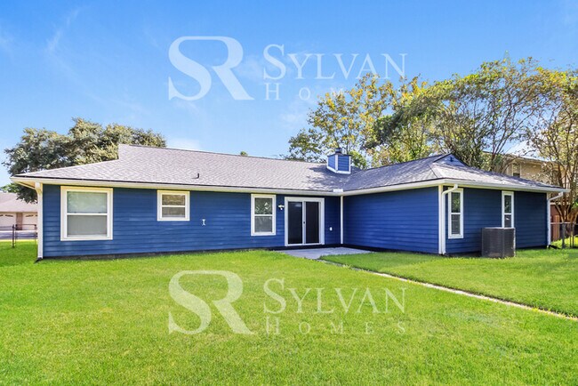 Building Photo - Gorgeous 3BR 2BA home with nice curb appeal