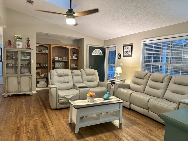 Building Photo - 292 Grandview Ave