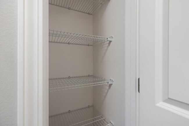 Building Photo - 4 Bedroom Home in Republic with fence!