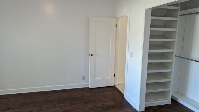 Building Photo - 158 S Sycamore Ave