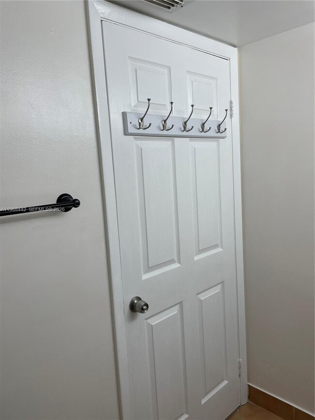 Building Photo - 570 S Park Rd