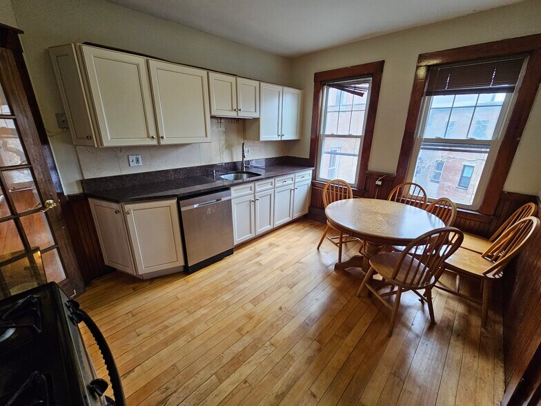 Building Photo - 82 Walnut St