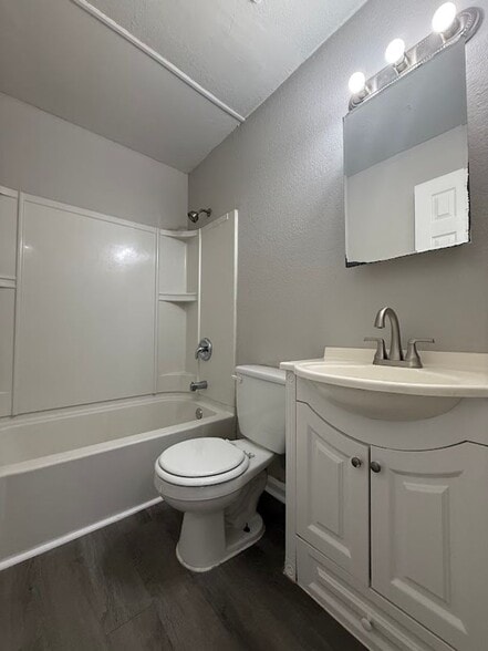 Building Photo - 1602 Line Cir