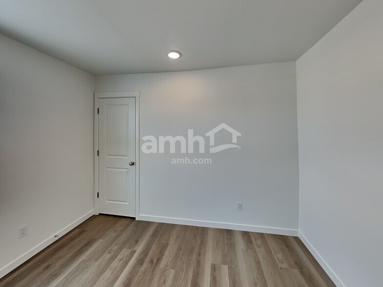 Building Photo - 300 N Addison Way