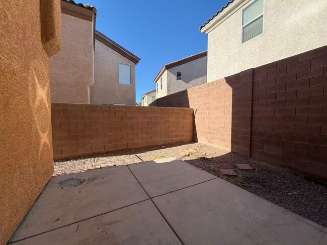 Building Photo - Beautiful 2-story home offering 3 bedrooms, 2.5 bathrooms