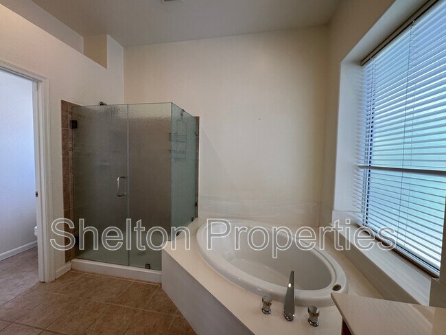 Building Photo - 1313 W Straford Ave