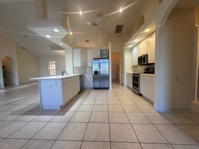 Building Photo - 401 SW 33rd Ave