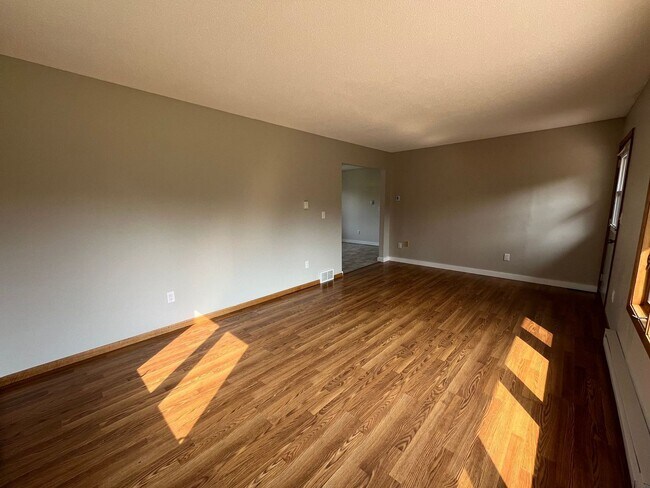 Building Photo - Beautiful 3 Bedroom Home in Alborn