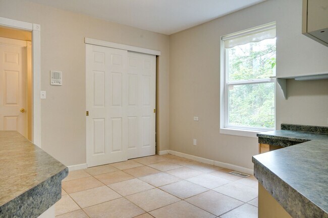 Building Photo - Move in Special! Ravensdale 3 Story,on shy...