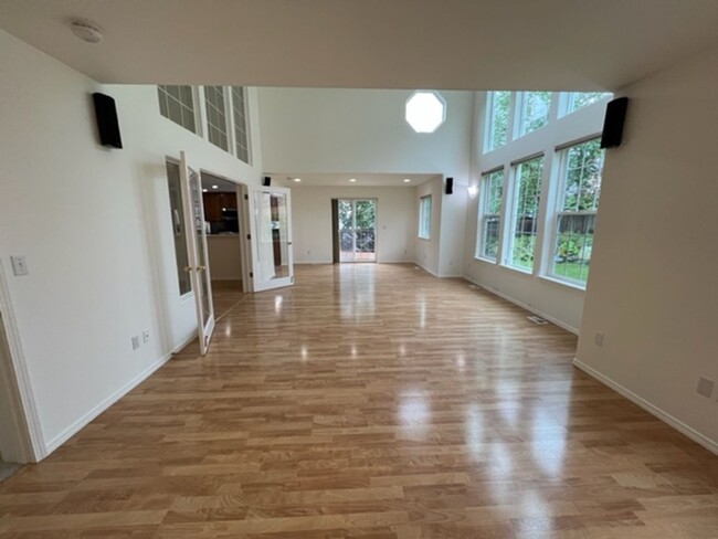 Building Photo - Beautiful 4 Bedroom Eagle River Home!