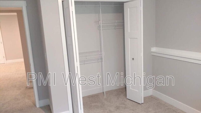 Building Photo - 548 W Elm St