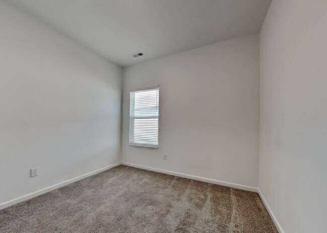 Building Photo - 2018 Maplewood Ln