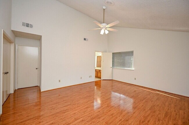Building Photo - 13115 Richmond Ave.