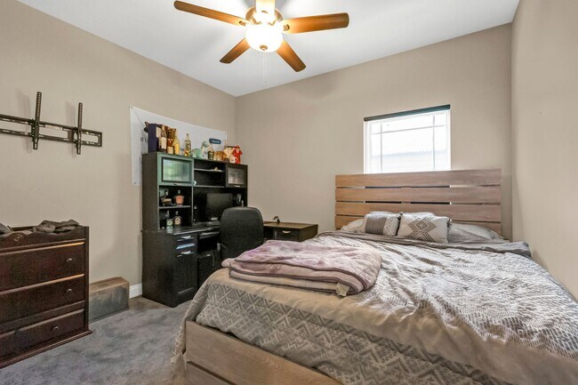 Building Photo - Solar Panel Home in East Navarre!