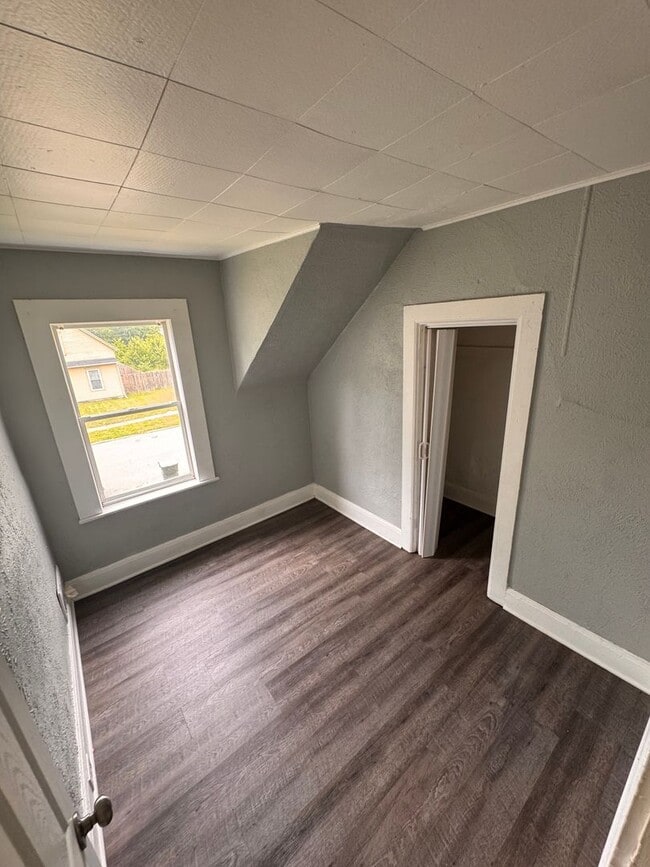 Building Photo - Large 4 bedroom Home