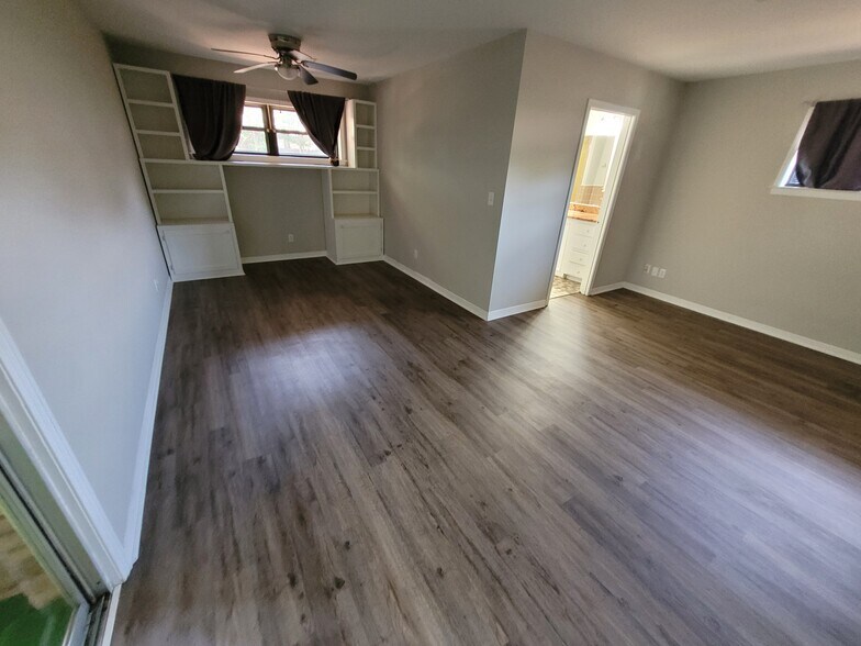 Building Photo - 151 Country Club Dr