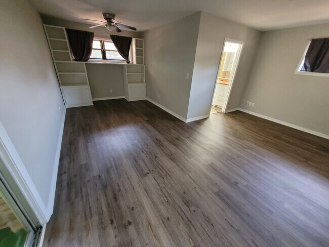 Building Photo - 151 Country Club Dr