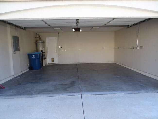 Building Photo - 3 Bed South Las Vegas Pool Home