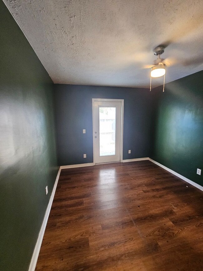 Building Photo - Charming 2Bed/2Ba Apartment w/Spacious Yar...