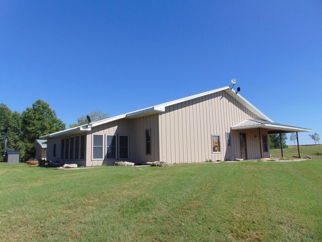 Building Photo - Majestic 3 Bed Mid MO Ranch!