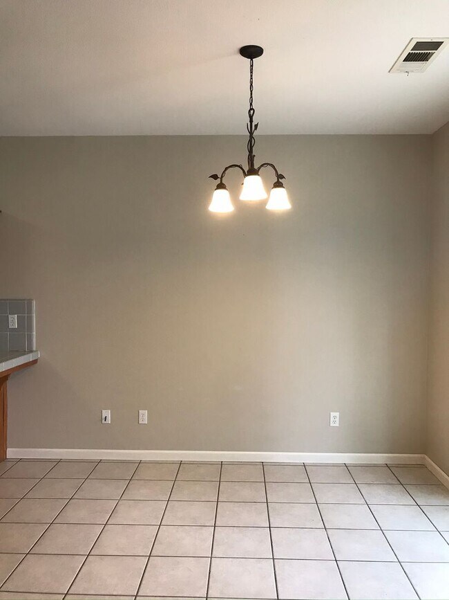 Building Photo - 3 Bedroom 2 Bathroom Home In Southwest Visalia with a Pool and SOLAR!